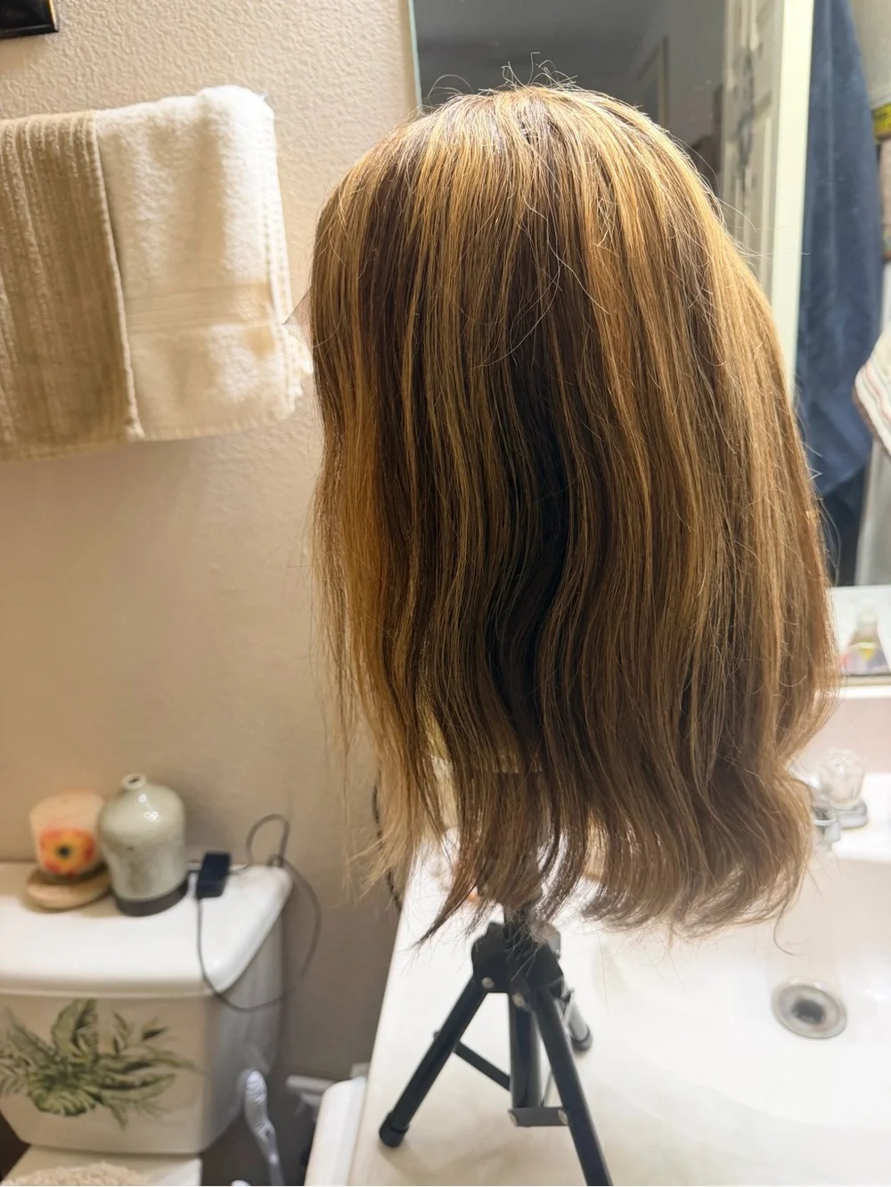 New! Never been used 100% human hair brown with highlights beautiful wig